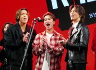 歌唱する（左から）ＲＩＫＵ、鈴木福、木原瑠生