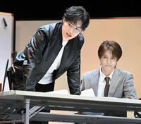 熱演する塩田将己（左）＝撮影・園田高夫