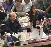 観戦するにしたんクリニック西村誠司社長（左）と山根千佳（画像の一部を加工しています）