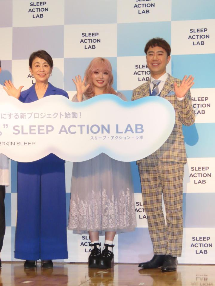 イベントに出席した（左から）安藤優子、きゃりーぱみゅぱみゅ、藤井隆