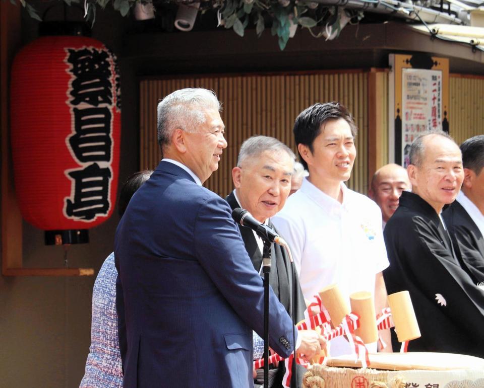 繁昌亭開場２０周年記念鏡開きに出席した桂文枝（左から２人目）、吉村洋文大阪府知事（同３人目）