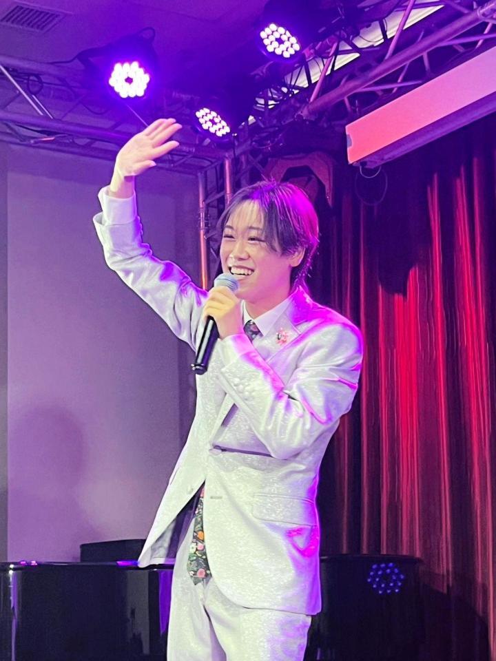 ランチライブで熱唱する中村唯人
