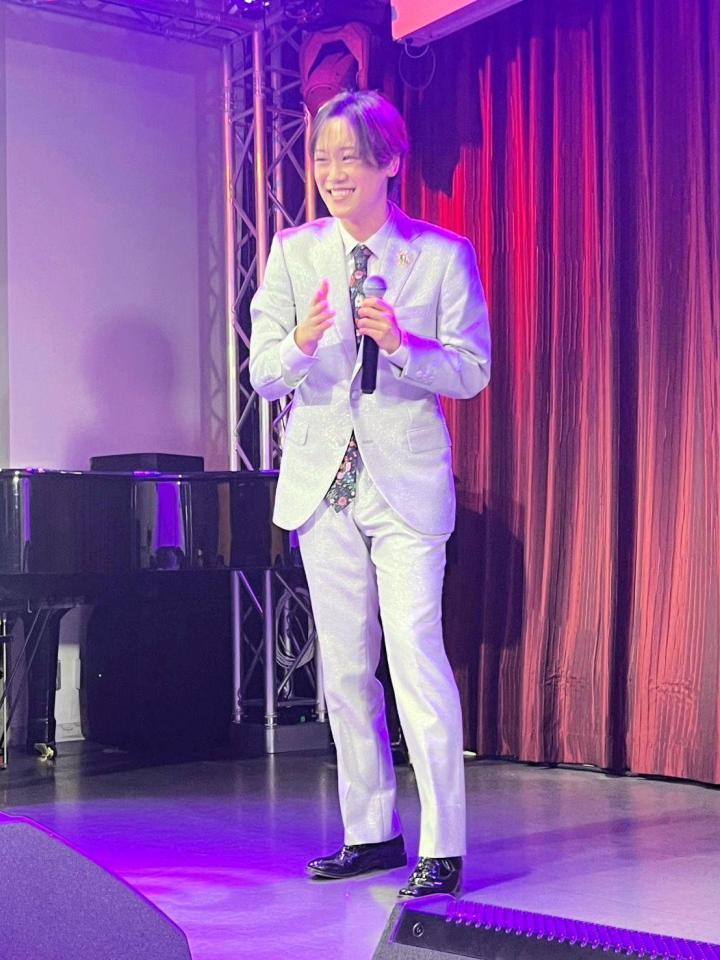 ランチライブで熱唱する中村唯人