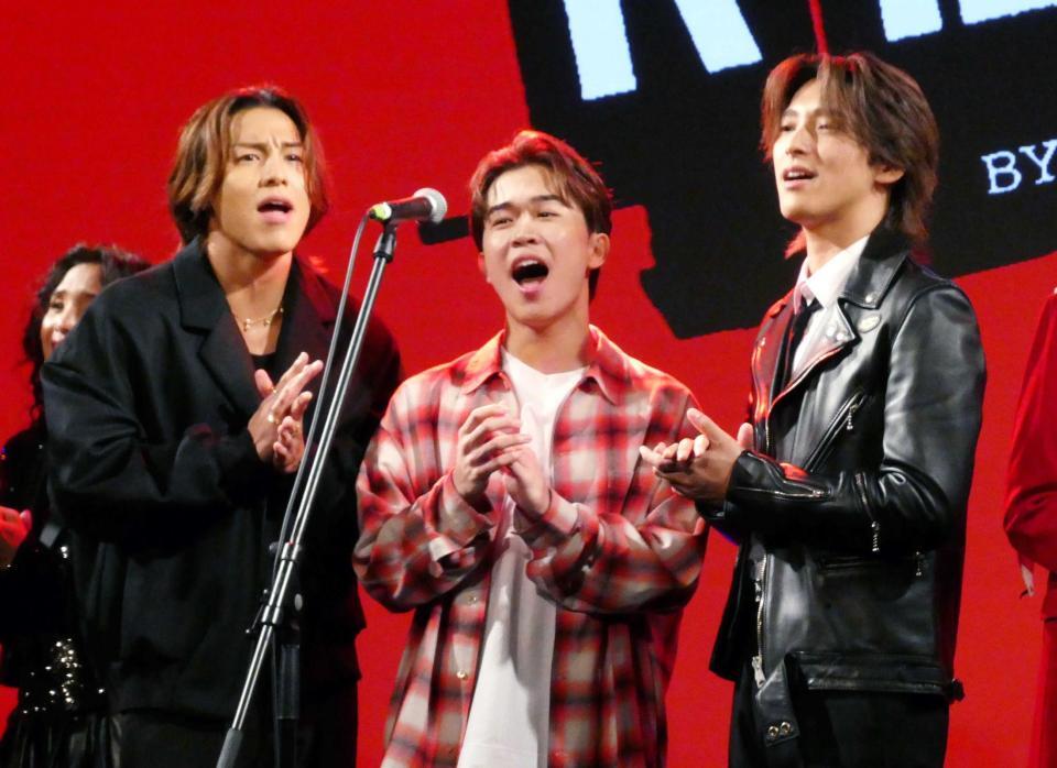 歌唱する（左から）ＲＩＫＵ、鈴木福、木原瑠生