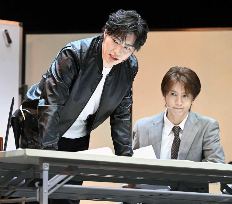 熱演する塩田将己（左）＝撮影・園田高夫