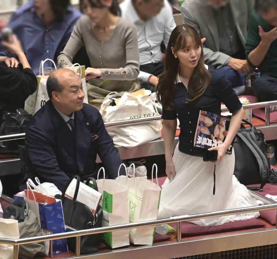 観戦するにしたんクリニック西村誠司社長（左）と山根千佳（画像の一部を加工しています）