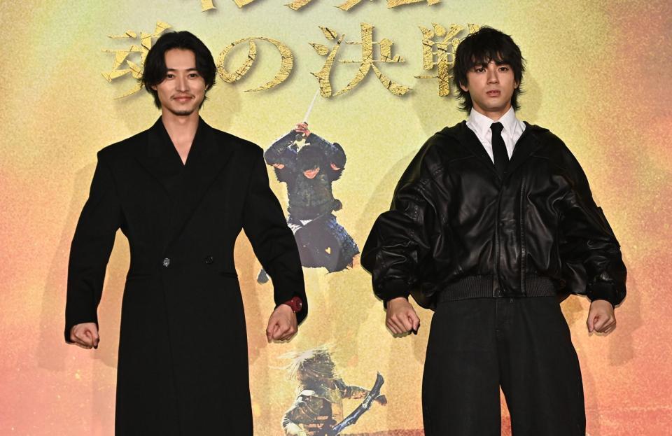 舞台あいさつでポーズを決める山崎賢人（左）と山田裕貴（撮影・開出牧）