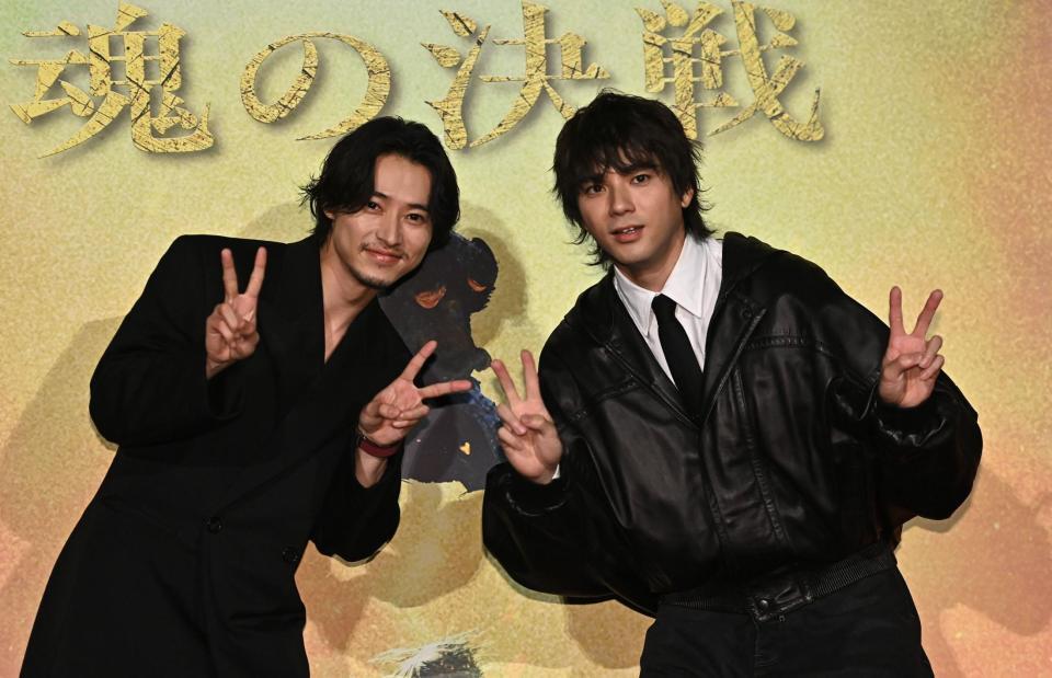 舞台挨拶でポーズを決める山崎賢人（左）と山田裕貴（撮影・開出牧）