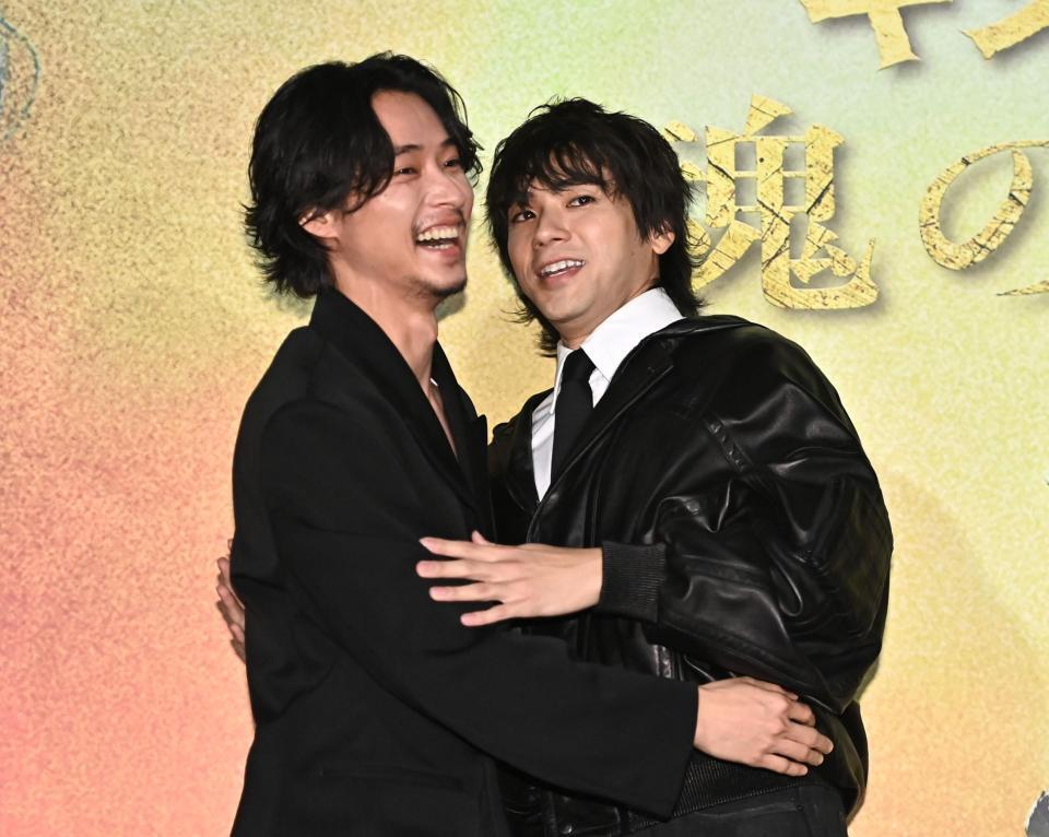 舞台挨拶に登場し熱い抱擁をかわす山崎賢人（左）と山田裕貴（撮影・開出牧）