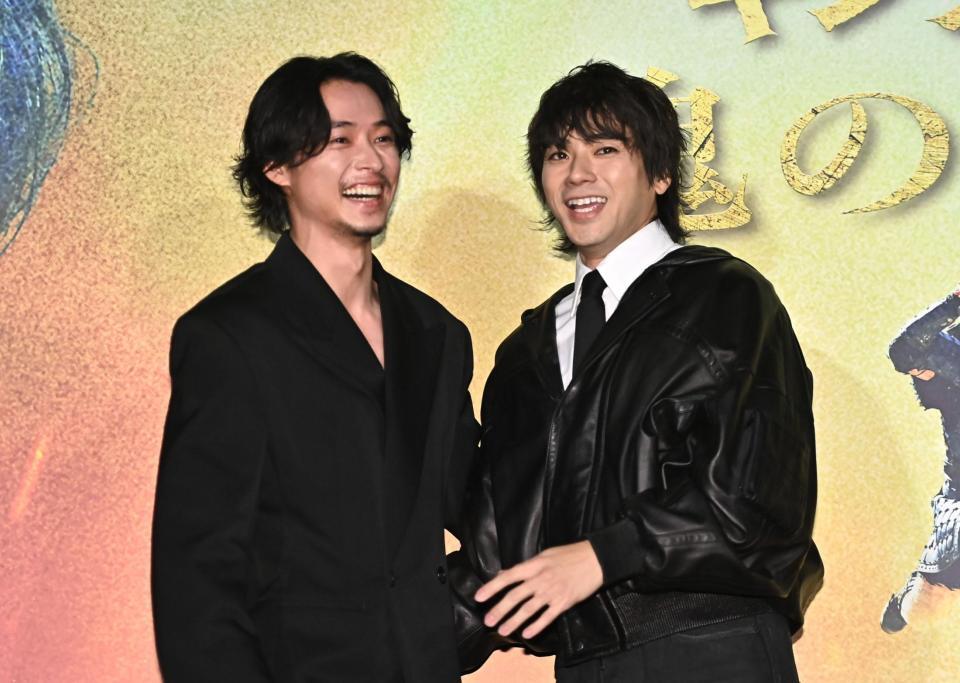 舞台挨拶に登場し観客の歓声に笑顔の山崎賢人（左）と山田裕貴（撮影・開出牧）