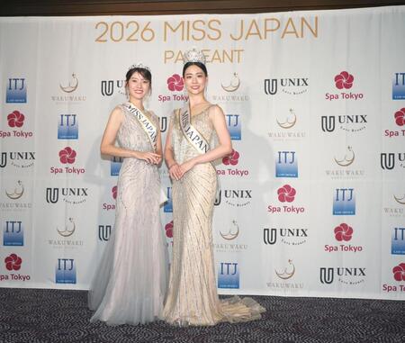 ポーズをとる「ミス・ジャパン・プレミアム」グランプリの大場雪乃さん（左）と「ミス・ジャパン」グランプリの中村彩乃さん（撮影・石井剣太郎）