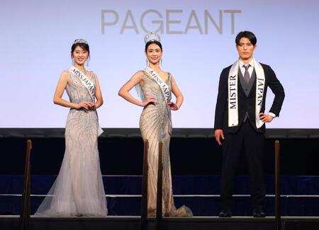 ポーズをとる（左から）「ミス・ジャパン・プレミアム」グランプリの大場雪乃さん、「ミス・ジャパン」グランプリの中村彩乃さん、「ミスター・ジャパン」グランプリの西田勇起さん（撮影・石井剣太郎）
