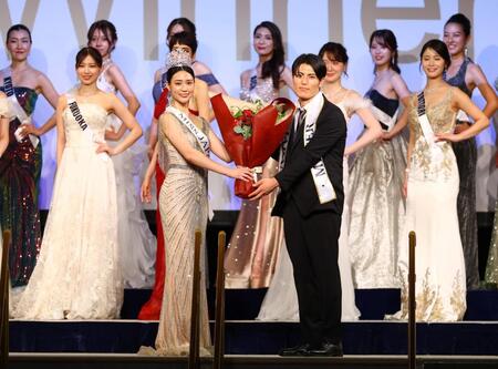 花束を手にする「ミス・ジャパン」グランプリの中村彩乃さん（前列左）と「ミスター・ジャパン」グランプリの西田勇起さん（同右）＝撮影・石井剣太郎