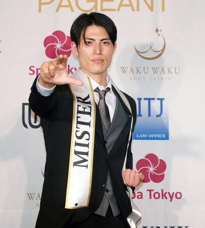 ポーズをとる「ミスター・ジャパン」グランプリの西田勇起さん（撮影・石井剣太郎）