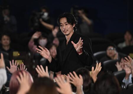 客席から登場した山崎賢人（撮影・開出牧）