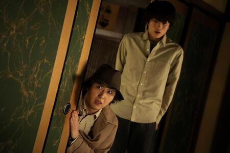 主演の尾上松也（左）（Ｃ）２０２６「八つ墓村」製作委員会　（Ｃ）Ｙｏｋｏｍｉｚｏ　Ｓｅｉｓｈｉ／ＫＡＤＯＫＡＷＡ