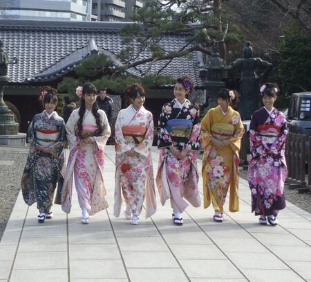 （右から）高城れに、玉井詩織、早見あかり、百田夏菜子、佐々木彩夏、有安杏果＝２０１１年１月