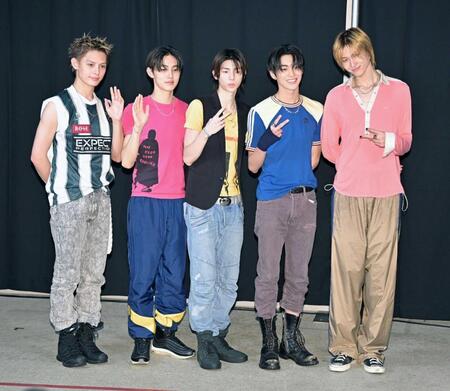 ＣＯＲＴＩＳ（左から）ＪＡＭＥＳ、ＳＥＯＮＧＨＹＥＯＮ、ＪＵＨＯＯＮ、ＫＥＯＮＨＯ、ＭＡＲＴＩＮ＝２０２６年９月撮影