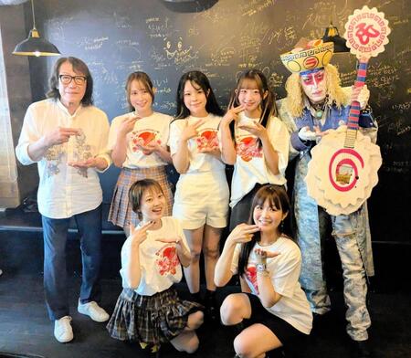 結成発表会見を行ったラーメンＪＡＰＡＮ４７の（前列左から）桜月真依、藤田早希、（後列左から２人目から）桜木唯衣、杏珠、美優、応援ゲストのアリス・矢沢透（後列左）、カブキロックス・氏神一番（同右）＝都内
