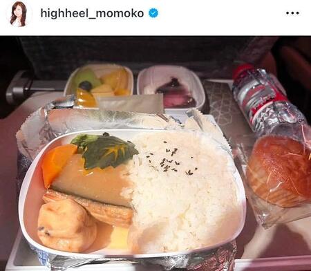 エミレーツのエコノミークラスで。モモコのインスタグラム＠ｈｉｇｈｈｅｅｌ＿ｍｏｍｏｋｏ（９月１５日付）より