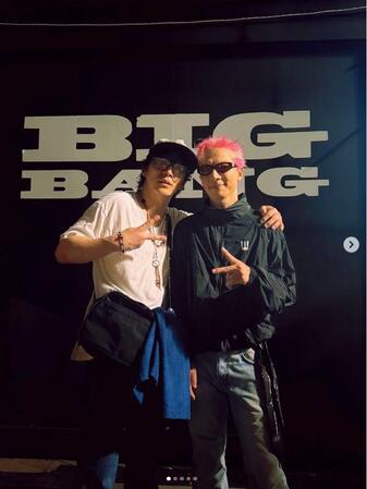 ドン・ヒョンベの公式インスタグラム＠＿＿＿ｈｙｕｎｂａｅ＿＿＿より　弟でＢＩＧＢＡＮＧ・ＳＯＬ（右）と