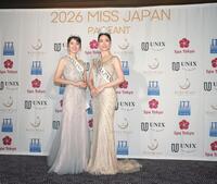 ポーズをとる「ミス・ジャパン・プレミアム」グランプリの大場雪乃さん（左）と「ミス・ジャパン」グランプリの中村彩乃さん（撮影・石井剣太郎）