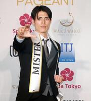 ポーズをとる「ミスター・ジャパン」グランプリの西田勇起さん（撮影・石井剣太郎）
