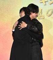 舞台あいさつに登場し熱い抱擁をかわす山崎賢人（左）と山田裕貴＝ＴＯＨＯシネマズ日比谷（撮影・開出牧）
