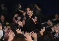 客席から登場した山崎賢人（撮影・開出牧）