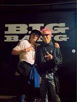 ドン・ヒョンベの公式インスタグラム＠＿＿＿ｈｙｕｎｂａｅ＿＿＿より　弟でＢＩＧＢＡＮＧ・ＳＯＬ（右）と