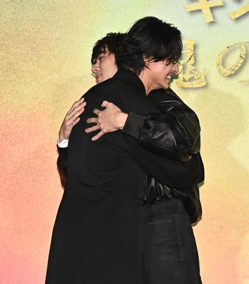 舞台あいさつに登場し熱い抱擁をかわす山崎賢人（左）と山田裕貴＝ＴＯＨＯシネマズ日比谷（撮影・開出牧）