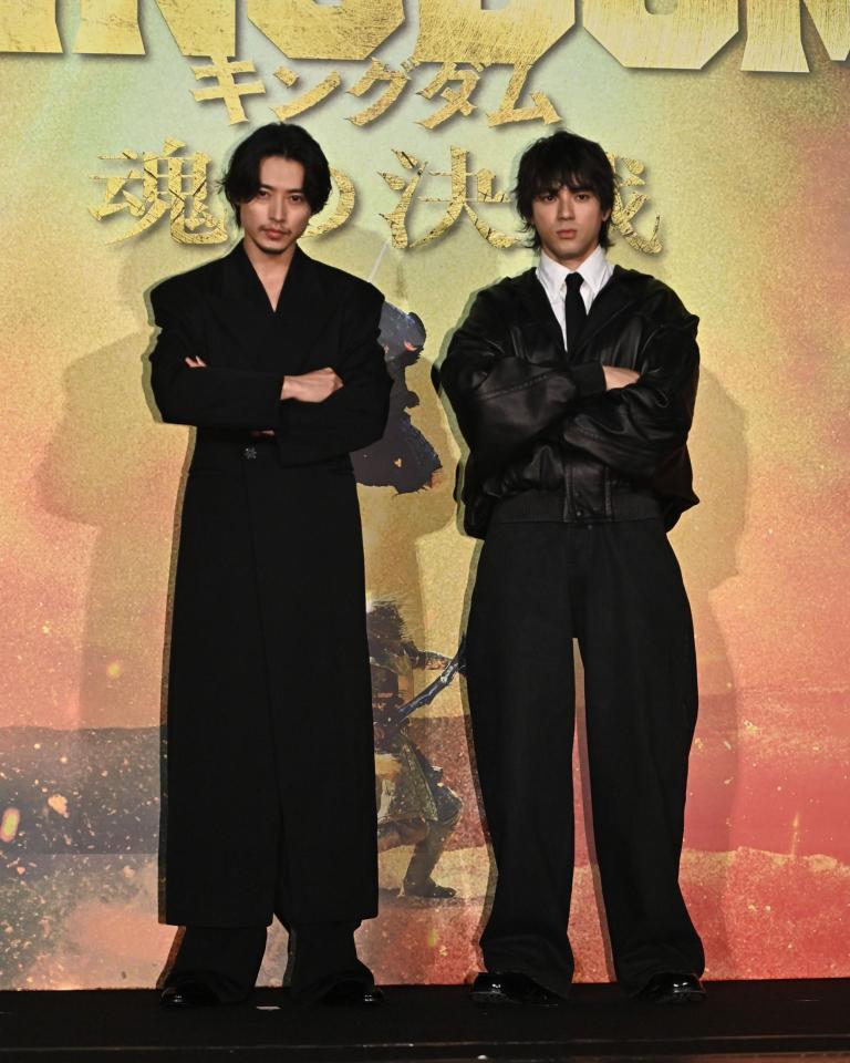 舞台あいさつでポーズを決める山崎賢人（左）と山田裕貴（撮影・開出牧）