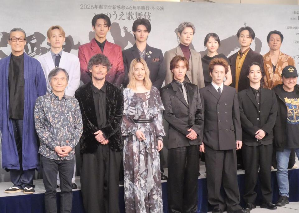 製作発表に出席した（前列左から）中島かずき氏、山口馬木也、柚香光、早乙女太一、早乙女友貴、片岡千之助、いのうえひでのり氏