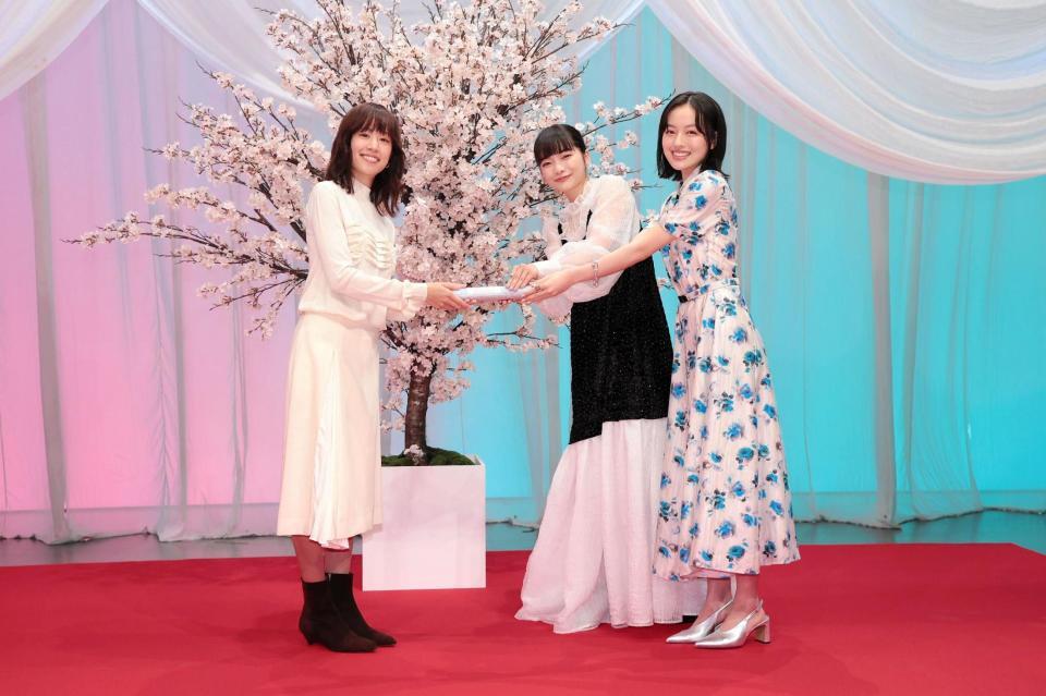 バトンタッチセレモニーを行った（左から）石橋静河、見上愛、上坂樹里