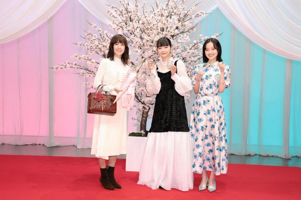 バトンタッチセレモニーで、恒例のプレゼント交換を行った（左から）石橋静河、見上愛、上坂樹里