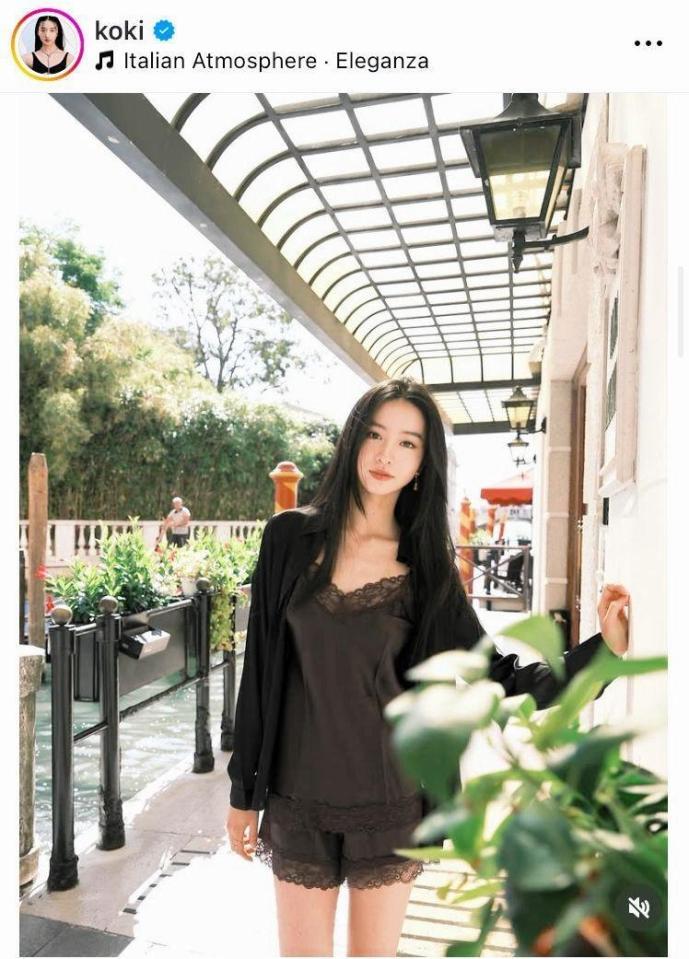 ベネチアの運河沿いで、Ｃｏｃｏｍｉ撮影。Ｋｏｋｉ，のインスタグラム＠ｋｏｋｉ（９月９日付）より