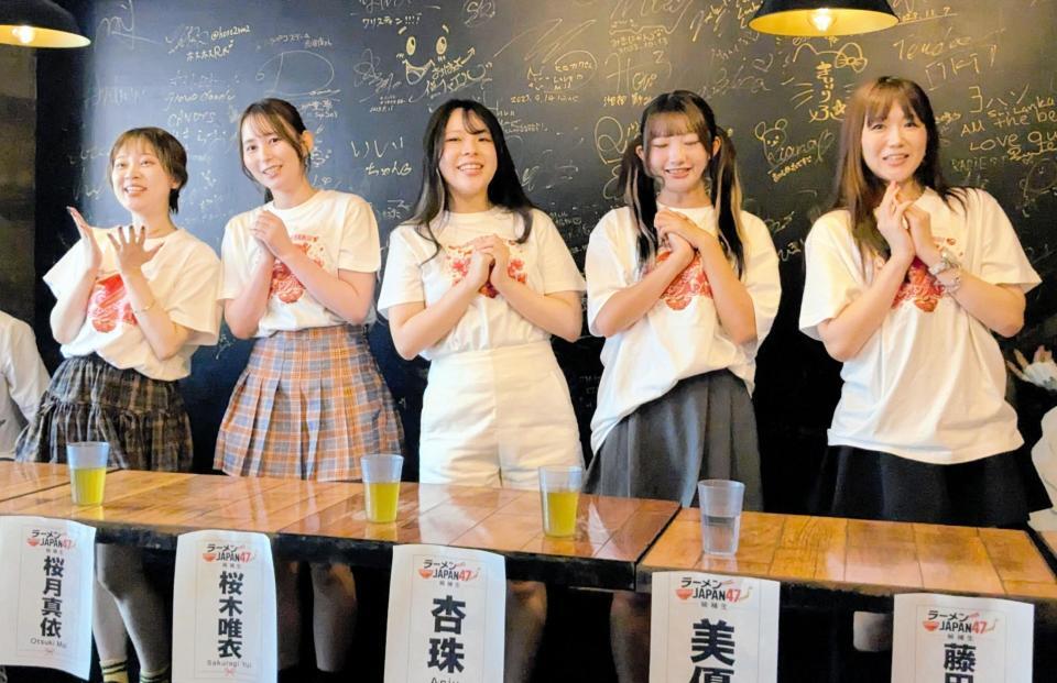 ラーメンＪＡＰＡＮ４７の候補生としてお披露目された（左から）桜月真依、桜木唯衣、杏珠、美優、藤田早希＝都内