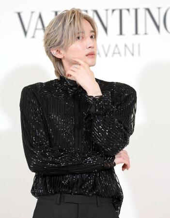 ポーズを決める道枝駿佑（撮影・伊藤笙子）