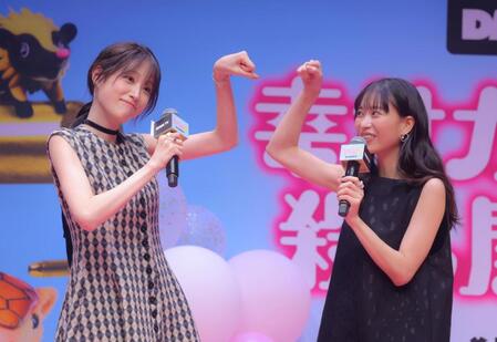 ポーズをとる高橋ひかる（左）と森川葵＝品川ザ・グランドホール（撮影・石井剣太郎）