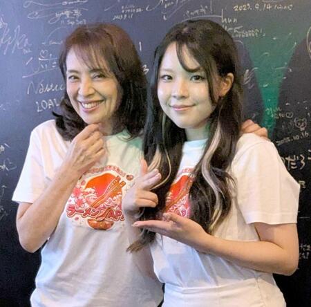 ラーメンＪＡＰＡＮ４７の候補生としてお披露目された杏珠（右）と母の玉利かおる