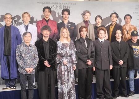 製作発表に出席した（前列左から）中島かずき氏、山口馬木也、柚香光、早乙女太一、早乙女友貴、片岡千之助、いのうえひでのり氏
