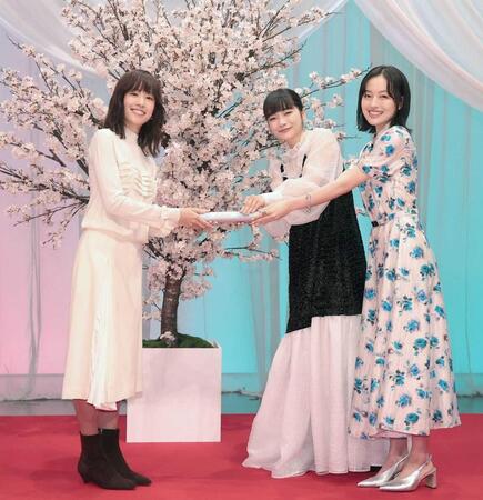 バトンタッチセレモニーを行った（左から）石橋静河、見上愛、上坂樹里