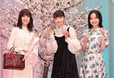 恒例のプレゼント交換を行った（左から）石橋静河、見上愛、上坂樹里