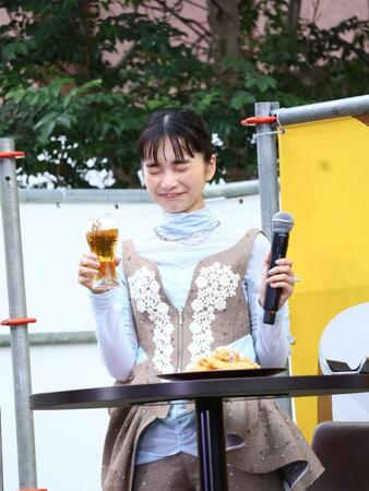 ヱビスビールを飲み「くぅぅ～」っとおいしそうな表情の見上愛