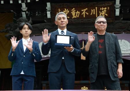 映画「襲名」の大ヒット祈願を行った（左から）市川新之助、市川團十郎、三池崇史監督（撮影・伊藤笙子）