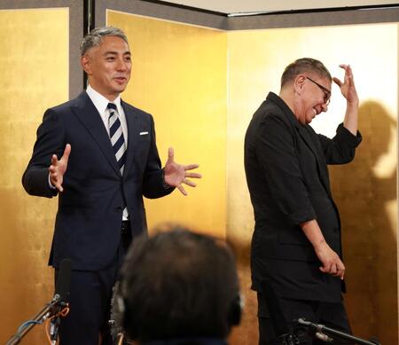 映画「襲名」の大ヒット祈願中の様子を市川團十郎（左）に暴露され、頭をかく三池崇史監督（撮影・伊藤笙子）