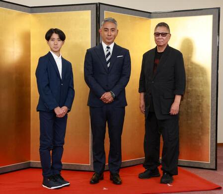 映画「襲名」の大ヒット祈願を行った（左から）市川新之助、市川團十郎、三池崇史監督（撮影・伊藤笙子）