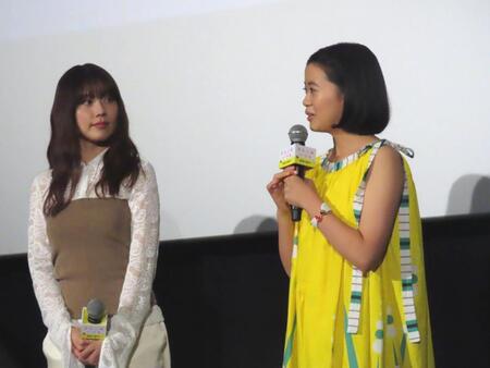映画「さとこはいつも」の初日舞台あいさつに出席した有村架純（左）と姫野花春