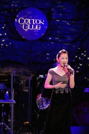 「生ラ！　３５周年ライブ」で熱唱する大石まどか