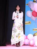 登壇する菅井友香＝品川ザ・グランドホール（撮影・石井剣太郎）